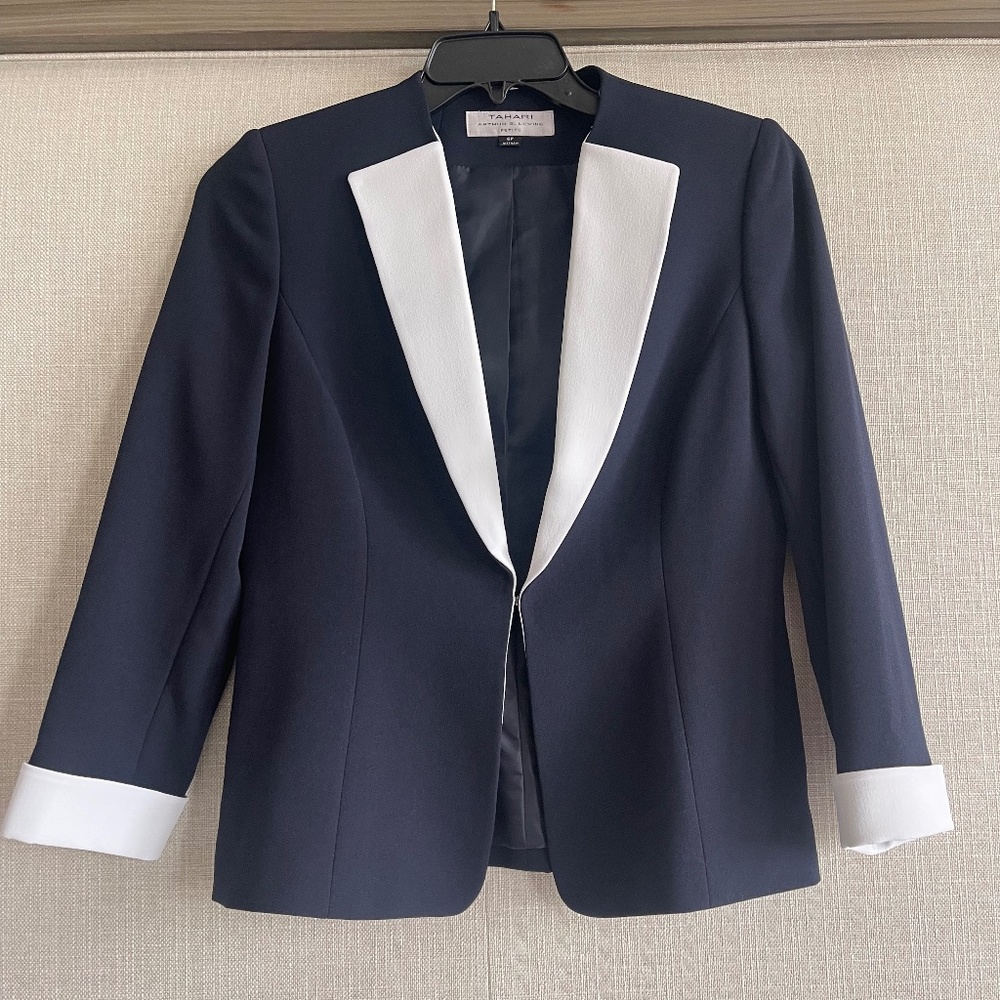 Tahari NWOT Navy with White Trim Tuxedo Suit Jacket, 6P